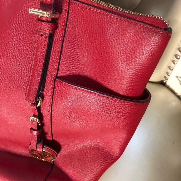 Michael Kors Jet Set Top Zip Tote - Picture 4 of 8